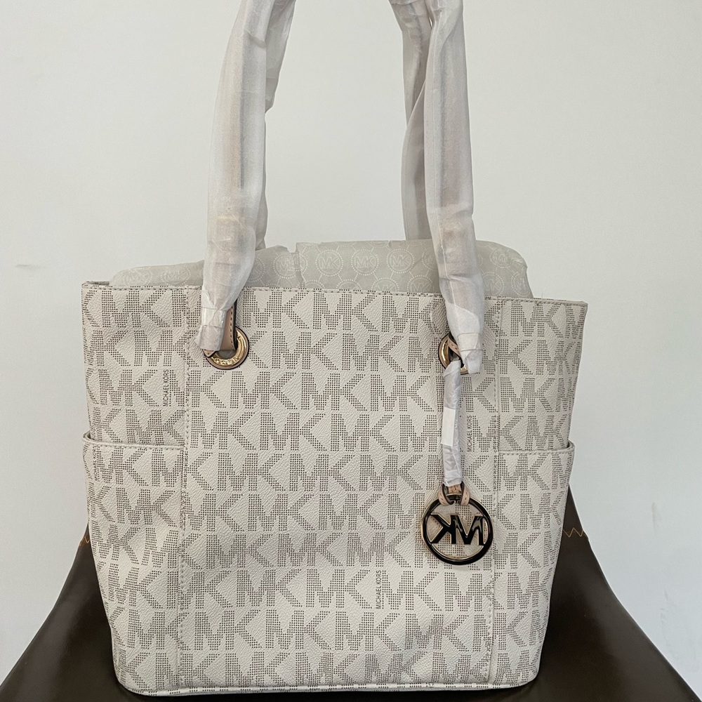 MICHAEL KORS EAST WEST SIGNATURE LOGO TOTE VANILLA. BRAND NEW W/TAGS.